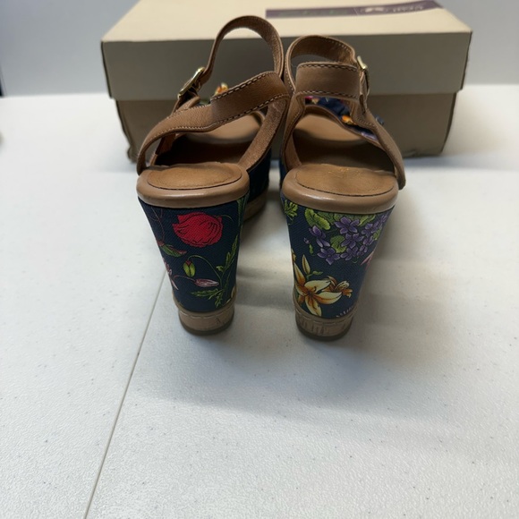 Clarks - Picture 3 of 8